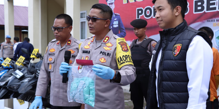 Polisi memperlihatkan barang bukti kasus pemerkosaan anak tiri di Kecamatan Gajah Putih, Kabupaten Bener Meriah, Aceh. (Foto: Alibi/Dok. Polres Bener Meriah)