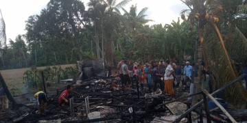 Kebakaran rumah toko (ruko) tempat jualan ayam potong di Gampong Tanjong Dama, Kecamatan Seunuddon, Kabupaten Aceh Utara, Jumat (26/4/2024) sore. (Foto: Alibi/Dok. Polres Aceh Utara)