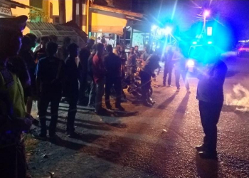 Polisi mengamankan lokasi kejadian kecelakaan lalu lintas di Jalan Cut Nyak Dien, Gampong Rima Keuneurom, Kecamatan Peukan Bada, Aceh Besar, Jumat (26/4/2024) malam. (Foto: Alibi/Dok. Polresta Banda Aceh)