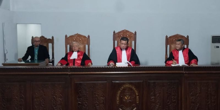 Majelis hakim banding membacakan putusan banding perkara tindak pidana korupsi pengelolaan Rumah Sakit Arun, Kota Lhokseumawe, di Banda Aceh. (Foto: Dok. Antara/HO-Humas Pengadilan Tinggi Banda Aceh)