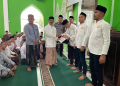 Kepala Kantor Wilayah Kemenkumham Aceh Meurah Budiman menyerahkan surat keputusan remisi khusus Idul Fitri di Lapas Kelas IIA Banda Aceh di Aceh Besar, Rabu (10/4/2024). (Foto: Dok. Antara/HO-Dok Kemenkumham Aceh)