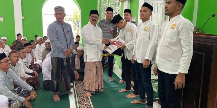Kepala Kantor Wilayah Kemenkumham Aceh Meurah Budiman menyerahkan surat keputusan remisi khusus Idul Fitri di Lapas Kelas IIA Banda Aceh di Aceh Besar, Rabu (10/4/2024). (Foto: Dok. Antara/HO-Dok Kemenkumham Aceh)