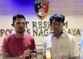 Kepolisian memperlihatkan dua pelaku judi slot daring saat diamankan di Mapolres Nagan Raya, Aceh, Rabu (1/5/2024). (Foto: Alibi/HO-Polres Nagan Raya)
