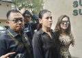 Istri terlapor pejabat Kemenhub berisinial VK (tengah) saat ditemui di Polda Metro Jaya untuk melaporkan dugaan kasus penistaan agama yang dilakukan suaminya AK, Jakarta, Jumat (17/5/2024). (Foto: Dok. Antara/Ilham Kausar)