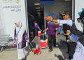 Petugas menyambut Jemaah Haji JGK-01 tiba di Bandara AMMA Madinah, Minggu (12/5/2024). (Foto: Alibi/Dok. Kemenag RI)