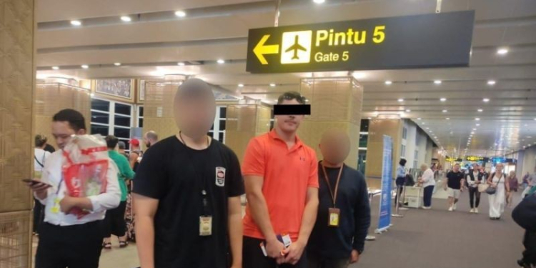WNA asal Australia berinisial MJF (tengah) dideportasi melalui Bandara Ngurah Rai karena menganiaya sopir taksi di Badung, Bali, Minggu (5/4/2024). (Foto: Dok. Antara/HO-Imigrasi Ngurah Rai Bali)
