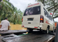 Mobil ambulance terjebak banjir di Kabupaten Nagan Raya, Provinsi Aceh, pada Senin (13/5/2024) sekira pukul 03.30 WIB. (Foto: Alibi/Dok. BPBA)