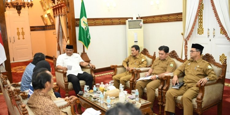 Kadisbudpar Aceh Almuniza Kamal bersama Konsulat Kerjaaan Malaysia saat bertemu dengan Pj Gubernur Aceh Safrizal, Selasa (12/11/2024). FOTO : Budpar Aceh