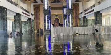 Ornamen bagian dalam Masjid Giok di Nagan Raya. FOTO : Fahzi