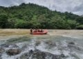 Wisatawan saat menikmati rafting di aliran sungai Krueng Mane Jambo Adventure Camp di Pidie