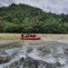 Wisatawan saat menikmati rafting di aliran sungai Krueng Mane Jambo Adventure Camp di Pidie