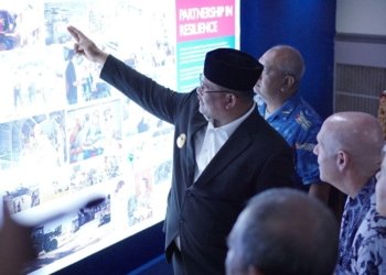 Pj Gubernur Aceh Safrizal dan Direktur USAID Jeff Cohen, Kadisbudpar Aceh Almuniza Kamal, saat hadiri Pameran di Museum Tsunami Aceh, Selasa (12/11/2024). FOTO : Disbudpar Aceh