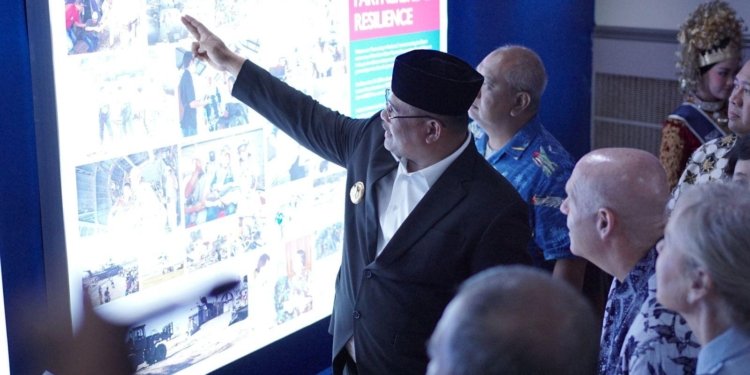 Pj Gubernur Aceh Safrizal dan Direktur USAID Jeff Cohen, Kadisbudpar Aceh Almuniza Kamal, saat hadiri Pameran di Museum Tsunami Aceh, Selasa (12/11/2024). FOTO : Disbudpar Aceh