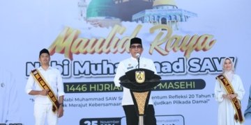 Plt Sekda Aceh Diwarsyah saat beri sambutan pada peringatan Maulid Raya Pemko Banda Aceh, Senin (25/11/2024). FOTO : Humas Aceh