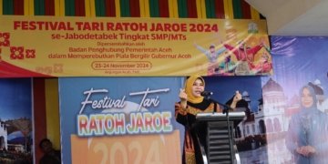 Istri Pj Gubernur Aceh Safriati saat buka festival tari ratoh jaroe di TMII Jakarta, Sabtu (23/11/2024). FOTO : Humas Aceh