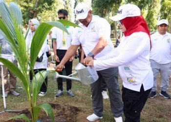 Penjabat Gubernur Aceh Dr H Safrizal ZA M Si, bersama Istri Ny. Safriati Safrijal, S.Si, M.Si, melakukan penanaman pohon di sela peringatan Hari Ulang Tahun ke-60 Fakultas Pertanian Universitas Syiah Kuala, di Halaman FP USK, Sabtu (16/11/2024).