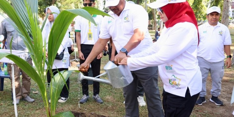 Penjabat Gubernur Aceh Dr H Safrizal ZA M Si, bersama Istri Ny. Safriati Safrijal, S.Si, M.Si, melakukan penanaman pohon di sela peringatan Hari Ulang Tahun ke-60 Fakultas Pertanian Universitas Syiah Kuala, di Halaman FP USK, Sabtu (16/11/2024).