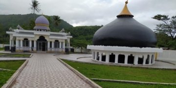 Kubah Masjid Al-Tsunami menjadi salah satu destinasi wisata religi yang ada di kawasan Gampong Gurah, Kecamatan Peukan Bada, Aceh Besar. FOTO : alibi.id 