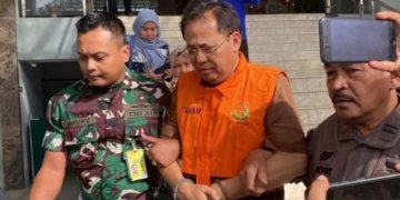 Mantan Ketua PMI Riau Syahril Abu Bakar saat digiring untuk menjadi tahanan jaksa atas dugaan korupsi dana hibah. (ANTARA/Annisa Firdausi)